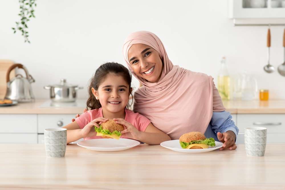 Ibu dan Anak Mengambil Makanan Sesuai Porsi