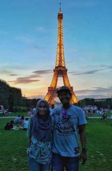 Viral pasutri boncengan pakai motor bebek hingga ke Paris, Prancis.