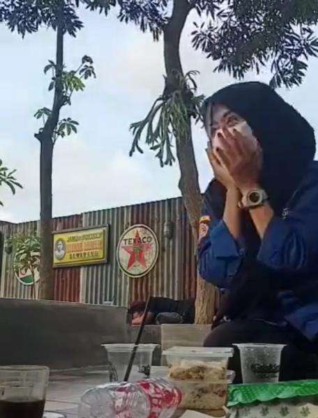 Cewek ketiduran di kafe, pas bangun syok dan malu.