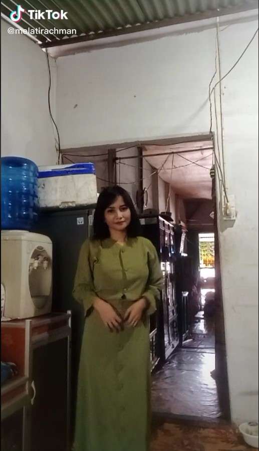 Wanita mirip Vanessa Angel