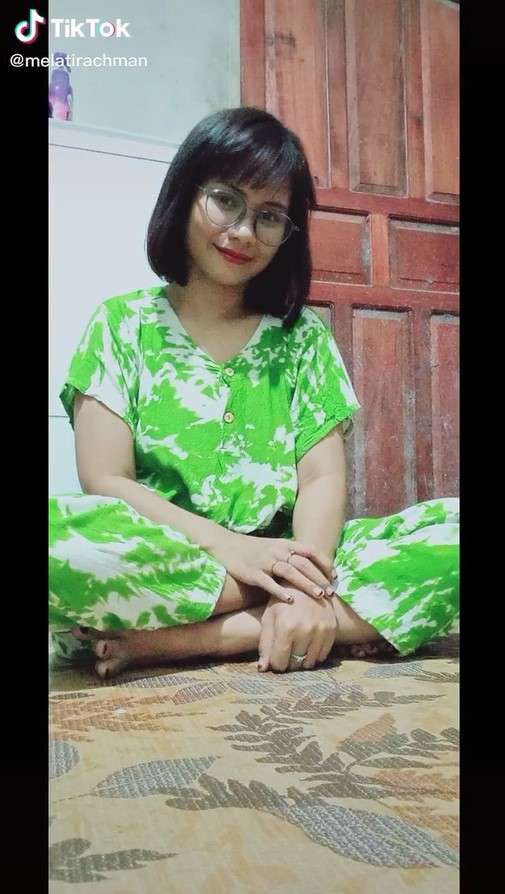 Wanita mirip Vanessa Angel