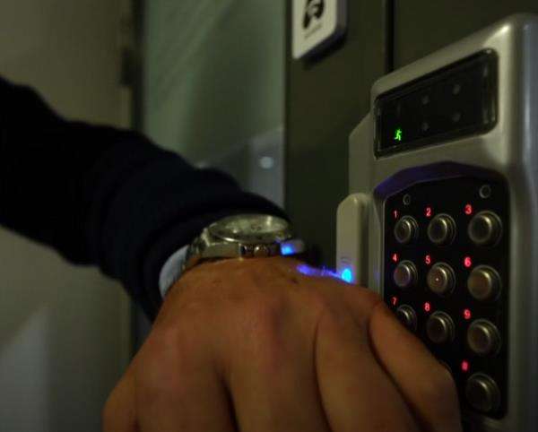 Warga Swedia pasang microchips berisi sertifikat vaksin.