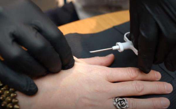 Warga Swedia pasang microchips berisi sertifikat vaksin.