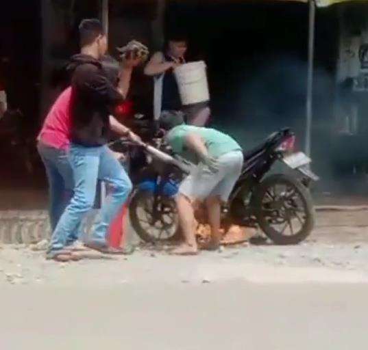 Bukannya lempar tanah, pemuda sweater hitam malah kasih daun kering.