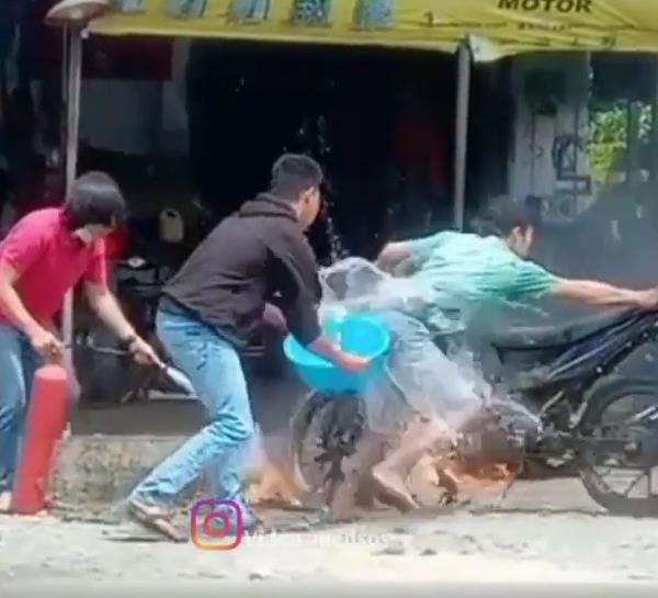 Dia malah siram orang, bukan motor yang kebakaran.