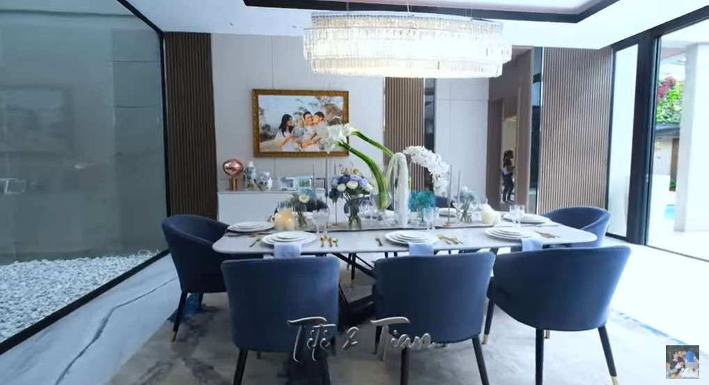 Meja Makan rumah Titi dan Tian