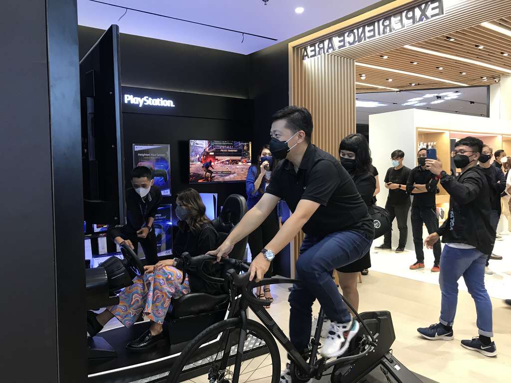 Andre Tanudjaja mencoba salah satu produk yang ada di UR flagship store