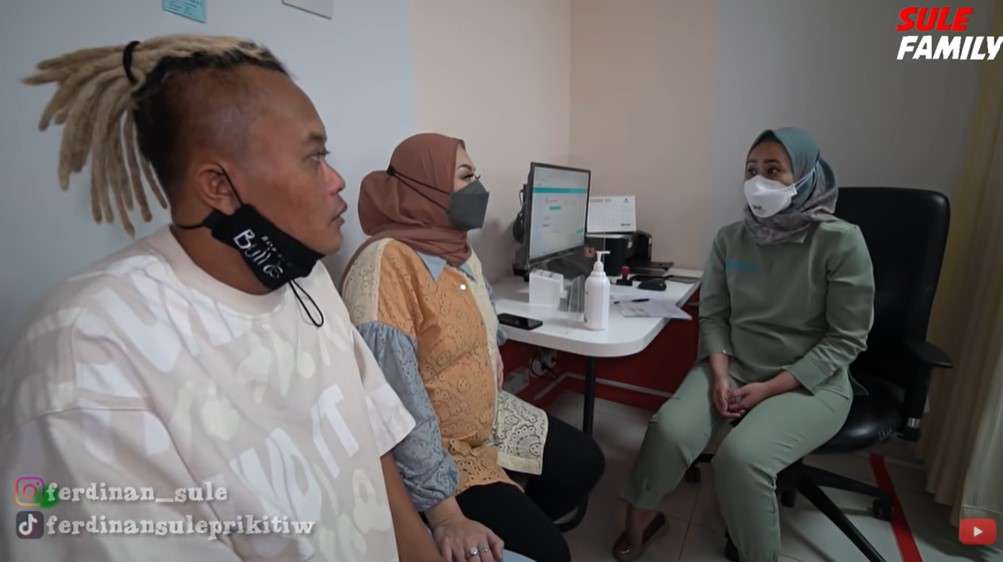 Nathalie dan Sule mendengarkan penjelasan dokter Nathalie dan Sule mendengarkan penjelasan dokter