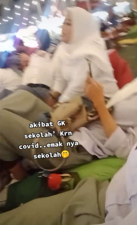 Emak-emak Pakai Baju SMA