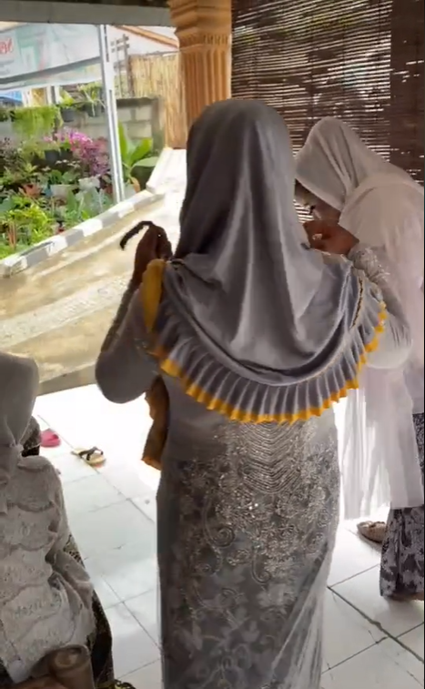 Pengantin Melayat Tetangga yang Meninggal