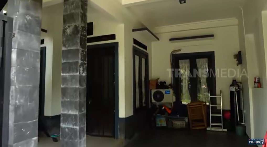 Teras rumah Aziz Gagap