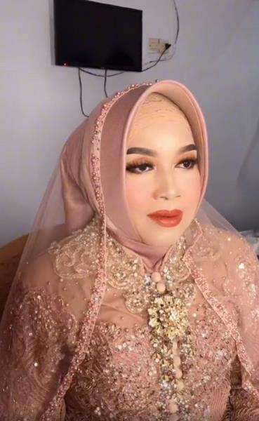 The power of makeup bikin ibu berjilbab tampil jauh lebih muda.
