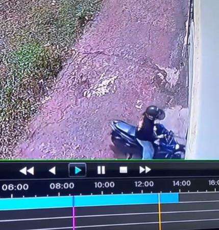 Awalnya sang teman keluarkan motor dari rumah dengan cara mundur.