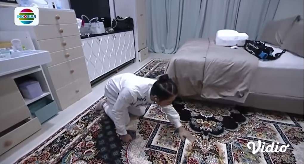 Karpet Besar di kamar Rayyanza
