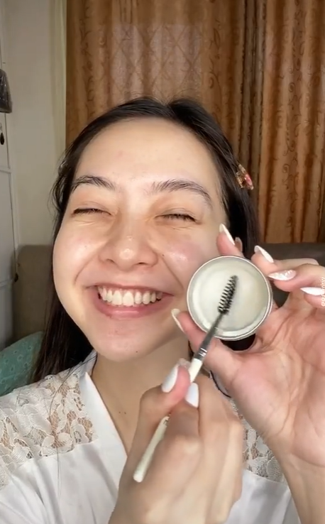 Memakai Brow Pomade