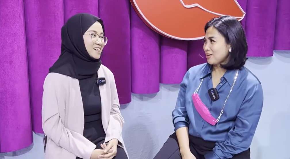 Mayang saat di wawancara Feni Rose