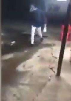 Rana tampak berjalan kembali ke lokomotif usai beli yoghurt di warung pinggir rel kereta api.