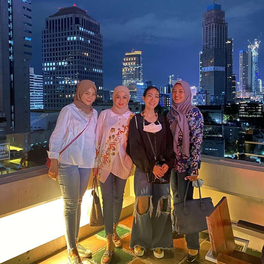 Happy Jehan (kedua dari kiri)