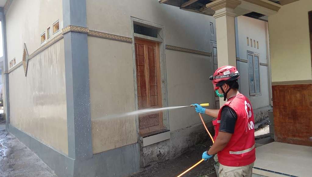PMI bersih-bersih masjid di Semeru