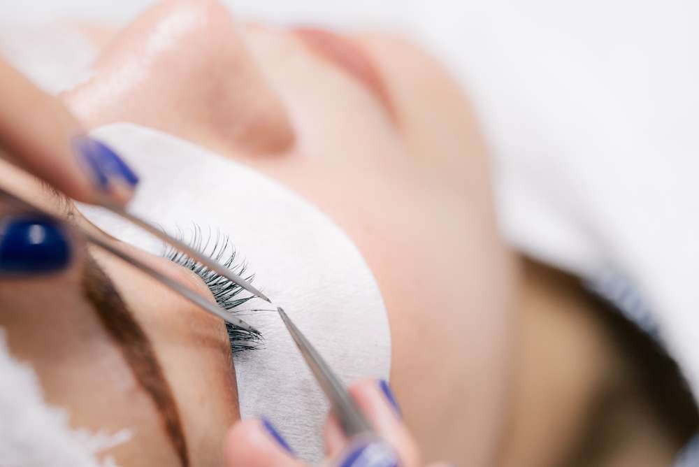 Melakukan Eyelash Extension