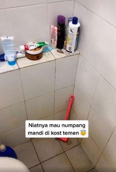 Niat mau numpang mandi di kos teman endingnya malah sedih.