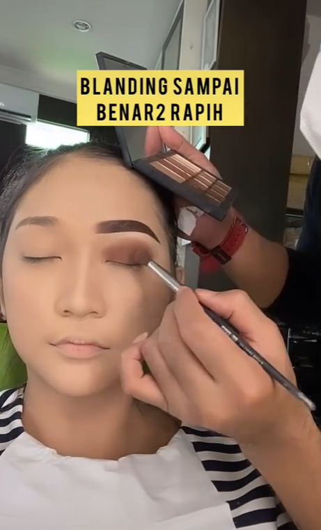 Membuat Gaya Riasan Mata Cut Crease