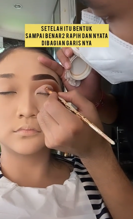 Membuat Gaya Riasan Mata Cut Crease