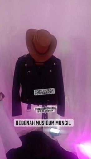 Topi Koboy Vanessa Angel