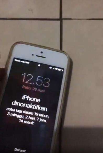 Gara-gara pencet sana sini lantaran lupa PIN, iPhone terkunci 19 tahun.