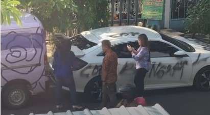 Mobil penuh coretan