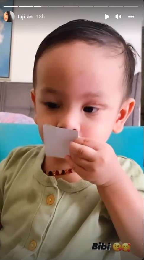 Gala mencium foto ayahnya Bibi