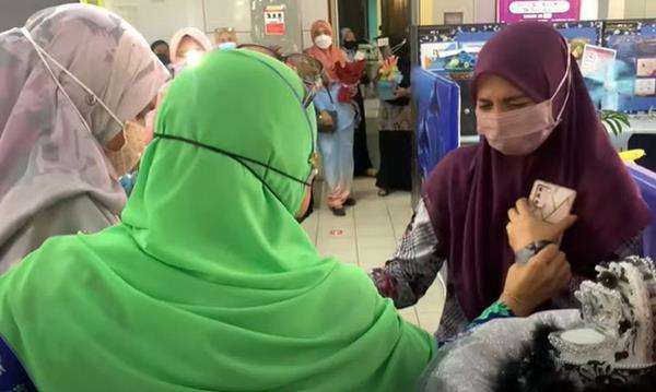 Tidak hanya para murid, sesama rekan guru juga menangisi kepergiannya.