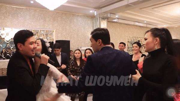 Pengantin wanita cium MC di dekat suami yang sedang menggandeng mantan.