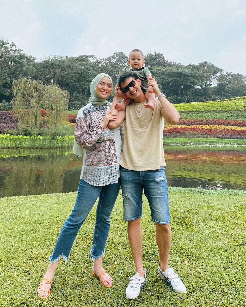 Citra Kirana bersama Rezky Aditya dan putranya