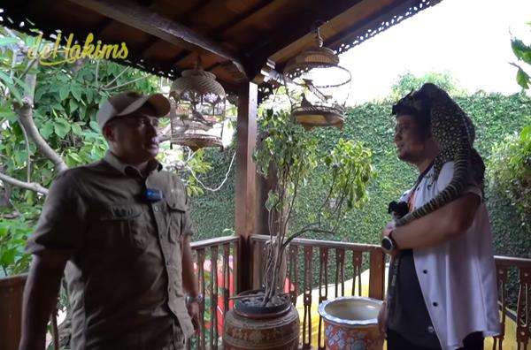 Irfan Hakim tampak tegang dan takut melihat biawak ganas di kepala Panji Petualang.