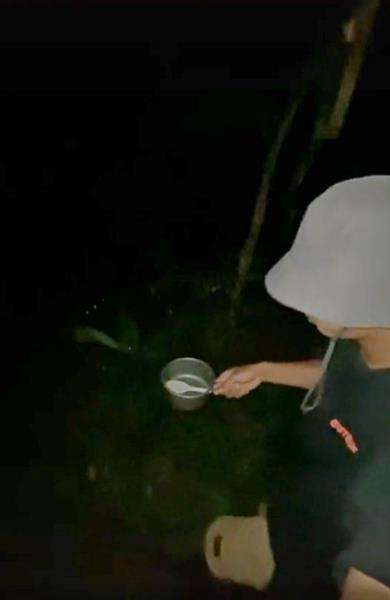 Seram, masak mi instan jam satu malam di tengah hutan.