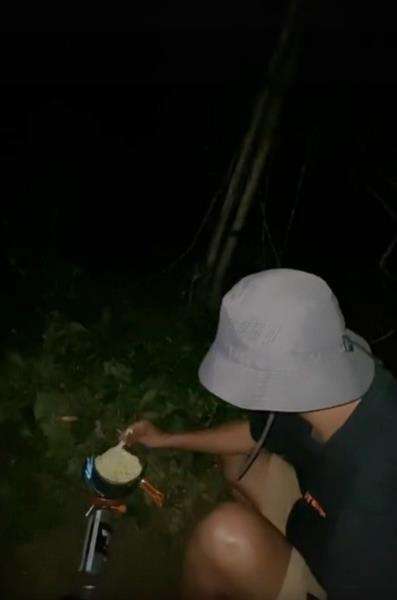 Seram, masak mi instan jam satu malam di tengah hutan.