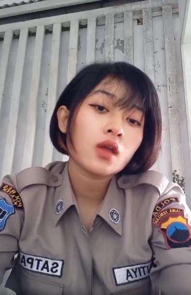 Satpam cantik dan imut bikin kaum lelaki auto meleleh hatinya.