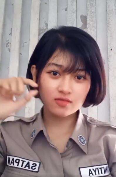 Satpam cantik dan imut bikin kaum lelaki auto meleleh hatinya.