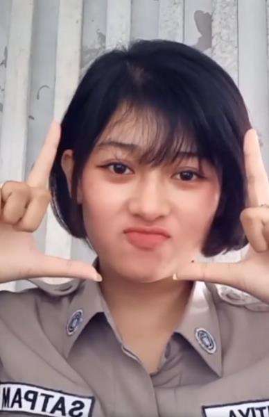 Satpam cantik dan imut bikin kaum lelaki auto meleleh hatinya.
