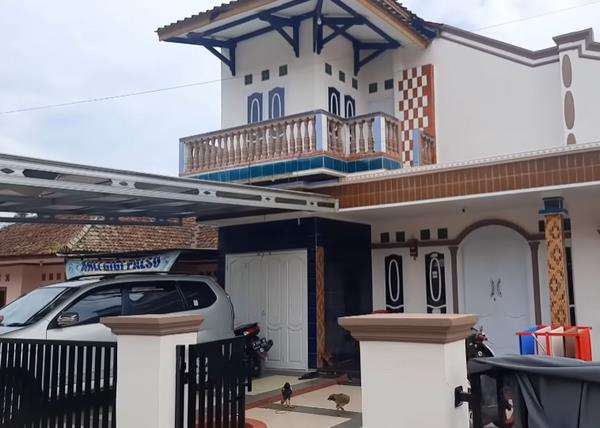 Potret kampung sultan penuh rumah megah di Cilacap yang bikin geleng kepala.