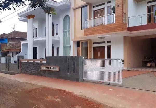 Potret kampung sultan penuh rumah megah di Cilacap yang bikin geleng kepala.