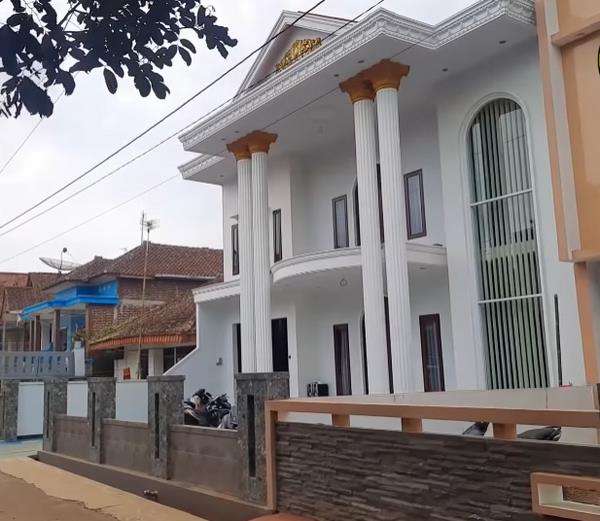 Potret kampung sultan penuh rumah megah di Cilacap yang bikin geleng kepala.
