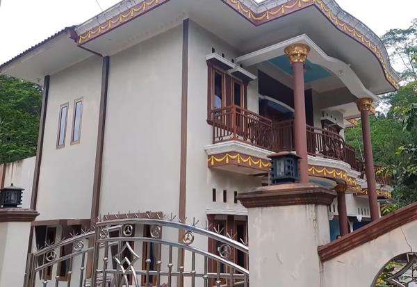 Potret kampung sultan penuh rumah megah di Cilacap yang bikin geleng kepala.