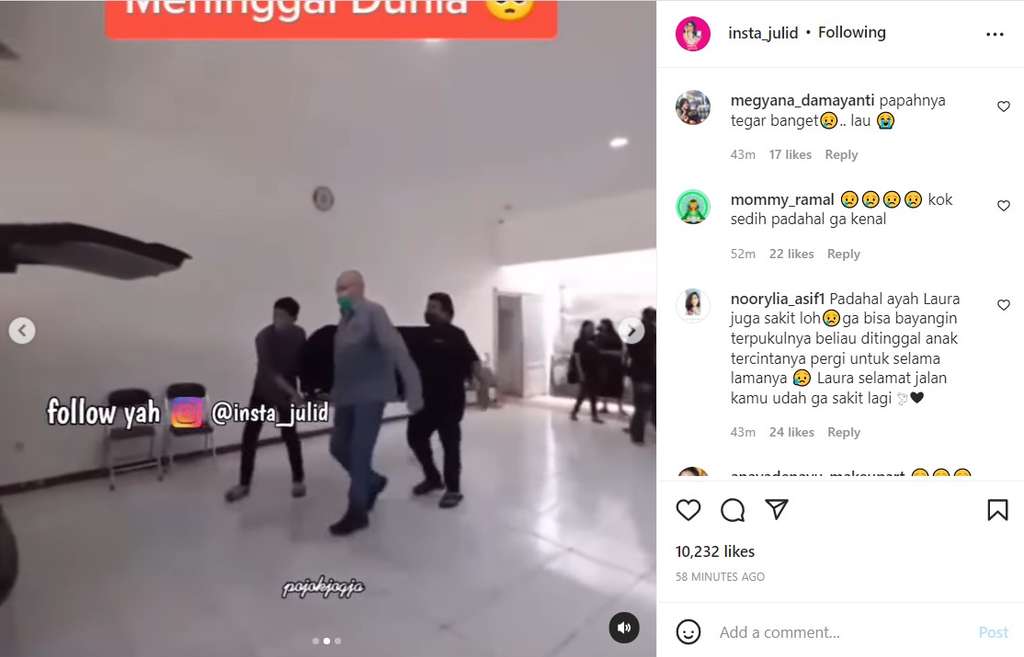Ayah Laura Anna bawa keranda putrinya ke ambulan