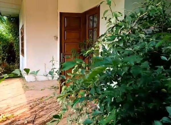 Teras rumah kosong terbengkalai 5 tahun di Jakarta yang seram.