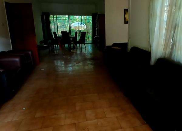 Kondisi ruang tamu rumah mewah kosong terbengkalai di Jakarta.