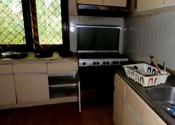 Penampakan dapur rumah mewah kosong terbengkalai di Jakarta.