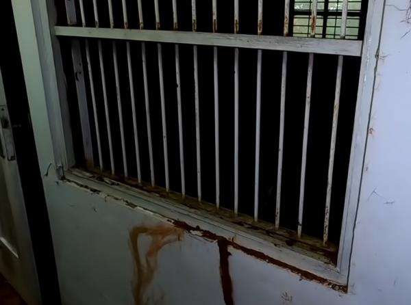 Ruangan aneh di rumah kosong terbengkalai 5 tahun di Jakarta.