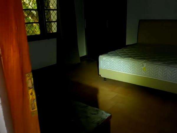 Bagian kamar tidur yang gelap dan pengap di rumah terbengkalai di Jakarta.